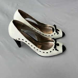 nickels white patent leather peep-toe pumps with black bow detailing